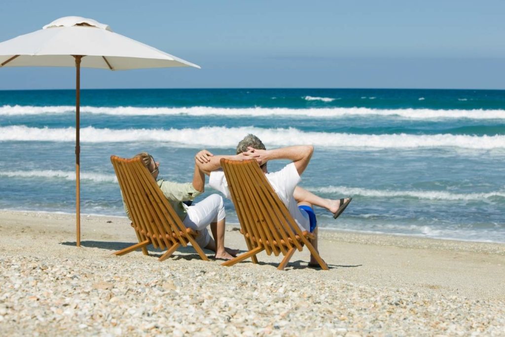 Casal aposentado na praia